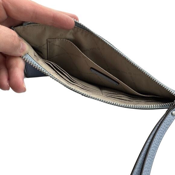 Michael Kors / Wristlet/Wallet/ Jet Set / Light Blue EUC - Picture 3 of 5